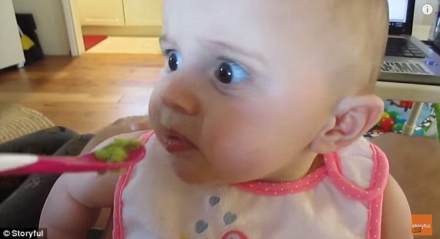 Vẻ mặt tức cười của bé khi lần đầu ăn bơ - 2 Huyền Anh