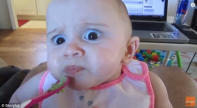 Vẻ mặt tức cười của bé khi lần đầu ăn bơ - 3 Huyền Anh