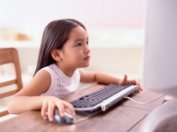 Sững sờ con gái 12 tuổi hỏi mẹ về đời sống tình dục - 1 Độ tuổi trung bình khi trẻ xem phim sex lần đầu tiên là 11 tuổi (Ảnh minh họa: Vietnamnet)