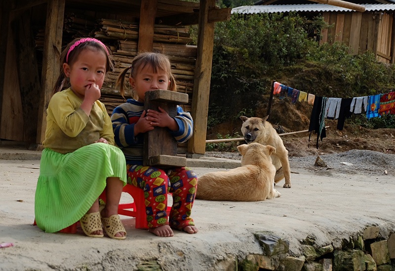Hồn nhiên trẻ thơ vùng cao - 7 Hai chị em người Giáy.