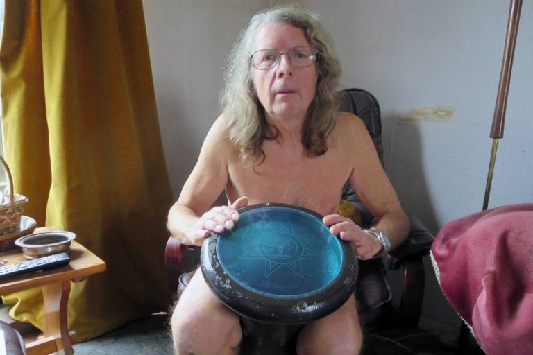 Cụ ông 60 thích "nude" tìm bạn đời - 1 Thế nhưng mới đây, người đàn ông 60 tuổi này bày tỏ mong muốn đi tìm tình yêu.
