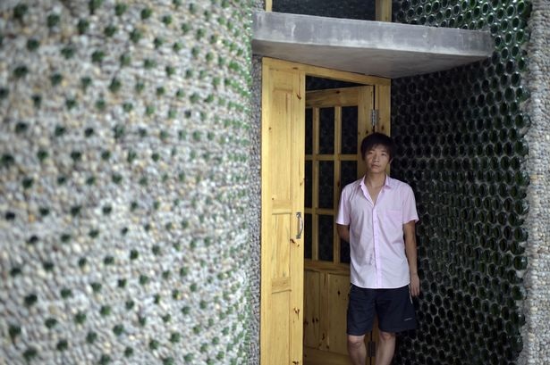 Văn phòng "xây" từ 8500 vỏ chai bia - 2 Mục đích của tôi là xây một văn phòng có kiến trúc độc đáo, anh cho biết.