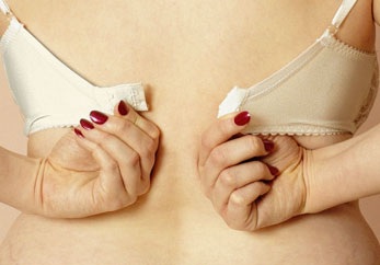 5 thói quen của chị em khiến vòng ngực chảy sệ - 1 5 thói quen của chị em khiến vòng ngực chảy sệ