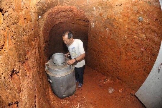 6 năm đào hang làm nhà ở trong lòng đồi - 1 6 năm đào hang làm nhà ở trong lòng đồi