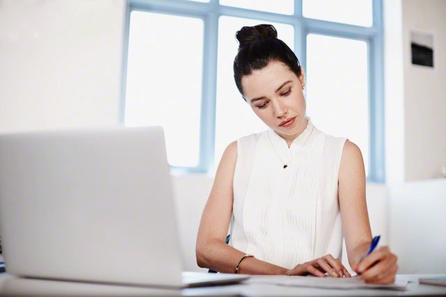 Sếp nam chê tôi già và xấu