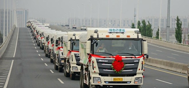Độc đáo màn đón dâu bằng 36 chiếc xe tải của chú rể Trung Quốc - 1 Những chiếc xe tải được trang trí hoa tươi. (Nguồn: chinadaily)