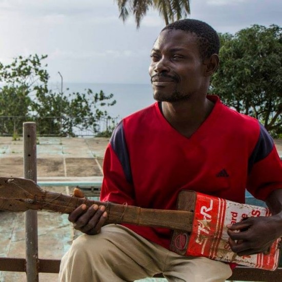 Đàn ghi ta từ can dầu và nan hoa của chàng nghệ sĩ mù - 1 Đàn ghi ta từ can dầu và nan hoa của chàng nghệ sĩ mù