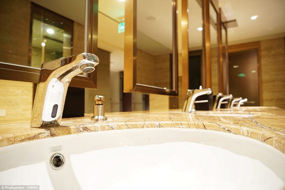 "Đột nhập" căn biệt thự đắt giá nhất nước Anh - 12 Huyền Anh