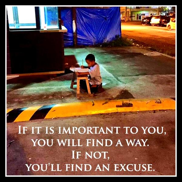 Cảm động bức ảnh cậu bé ngồi học dưới ánh đèn tiệm McDonald's