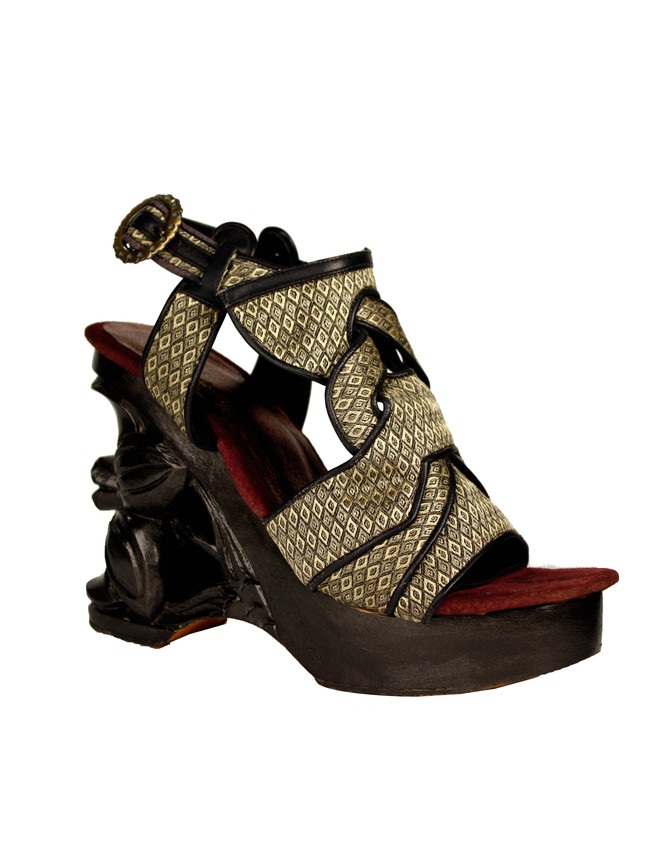 Những đôi giày cao gót kỳ quái