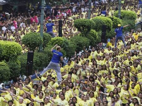 Gần 13.000 người cùng lập kỷ lục nhảy zumba - 2 Gần 13.000 người cùng lập kỷ lục nhảy zumba