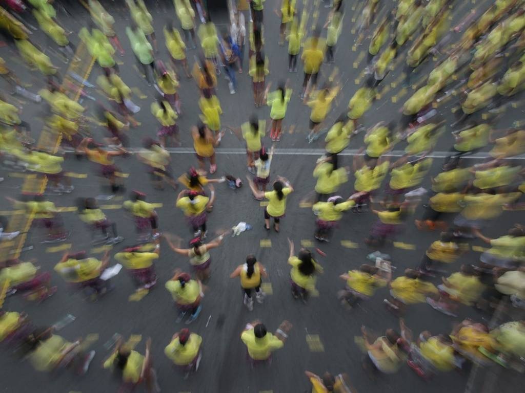 Gần 13.000 người cùng lập kỷ lục nhảy zumba - 3 Gần 13.000 người cùng lập kỷ lục nhảy zumba