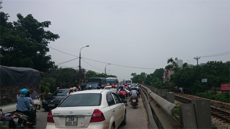 Hà Nội: Bị tàu hỏa hất văng, tài xế xe thương binh tử nạn - 2 Nhiều người hiếu kỳ điều khiển xe đi chậm để xem vụ tai nạn, khiến cả đoạn đường bị ùn tắc kéo dài.