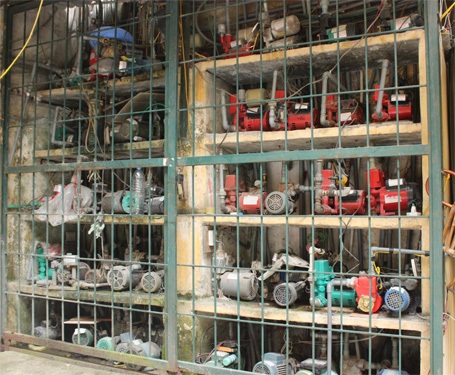 Giàn khoan thứ 2 của Trung Quốc và lá cờ Việt Nam mang vị mặn Biển Đông - 6 Hệ thống ống dẫn nước từ bể chứa chằng chịt và bẩn thỉu