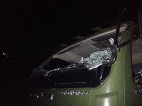 Bị đánh dã man chỉ vì đi nhầm đường - 1 Chiếc xe của anh Thương bị côn đồ đập vỡ kính