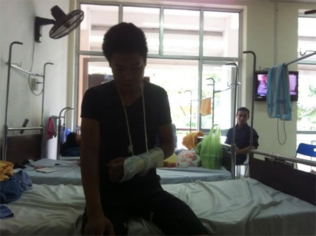 Bị đánh dã man chỉ vì đi nhầm đường - 2 Anh Thương vẫn đang phải điều trị trong bệnh viện Uông Bí