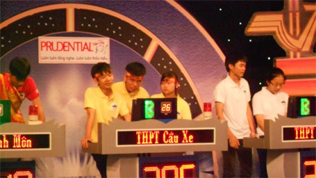 Bạn bè, thầy cô của Ngọc Anh chia sẻ niềm vui khi em dành giải nhất quý Đường lên đỉnh Olympia.