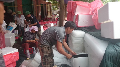 Vải được ướp đá trước khi đưa lên xe chở đi