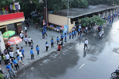 Hà Nội: Sĩ tử di chuyển thuận lợi đến trường thi - 11 Lực lượng CSGT và thanh niên tình nguyện tích cực giữ gìn trật tự giao thông và hỗ trợ thí sinh.