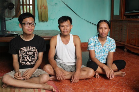 Tuân đỗ thủ khoa, vợ chồng ông Bốn vừa mừng vừa lo vì kinh tế gia đình cũng không khá giả cho lắm