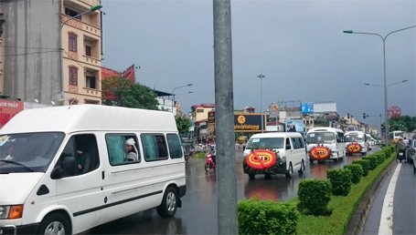 Rất nhiều vòng hoa trắng (Ảnh: Nguyễn Dương)