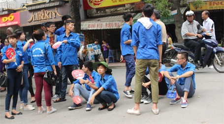 Phút nghỉ ngơi của sinh viên tình nguyện mùa thi - 8 Nguyễn Dương