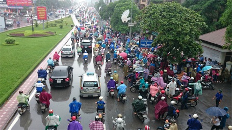 Đường Trần Duy Hưng ùn tắc 1 chiều đầu giờ sáng