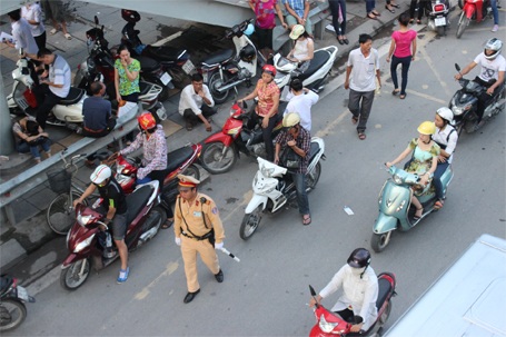Hà Nội: Sĩ tử di chuyển thuận lợi đến trường thi - 10 Lực lượng CSGT và thanh niên tình nguyện tích cực giữ gìn trật tự giao thông và hỗ trợ thí sinh.