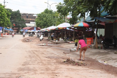 Hình ảnh TP Lạng Sơn ngập bùn rác sau cơn lũ kinh hoàng - 10 Đồ đạc dính đầy bùn đất