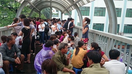 Đỗ xe tràn cả xuống lòng đường