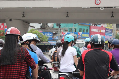 Hà Nội: Mũ bảo hiểm rởm vẫn “vô tư” lượn phố - 10 Nguyễn Dương