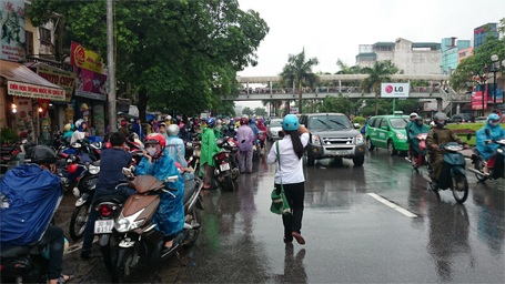 Đỗ xe tràn cả xuống lòng đường