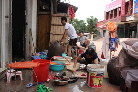 Hình ảnh TP Lạng Sơn ngập bùn rác sau cơn lũ kinh hoàng - 13 Tất bật dọn dẹp, vệ sinh đồ đạc sau trận lũ lớn