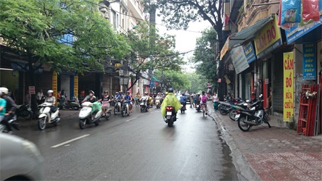 Đường Đê La Thành - khu vực thi trường Đại học Văn Hóa Hà Nội