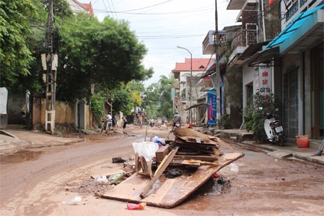 Hình ảnh TP Lạng Sơn ngập bùn rác sau cơn lũ kinh hoàng - 14 Đồ đạc nhiều nhà dân vẫn chưa được kê vào vị trí cũ