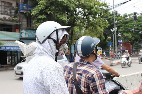 Hà Nội: Mũ bảo hiểm rởm vẫn “vô tư” lượn phố - 14 Nguyễn Dương