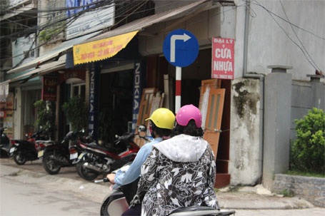 Hà Nội: Mũ bảo hiểm rởm vẫn “vô tư” lượn phố - 15 Nguyễn Dương