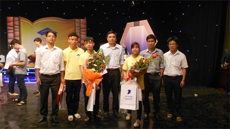 Bạn bè, thầy cô của Ngọc Anh chia sẻ niềm vui khi em dành giải nhất quý Đường lên đỉnh Olympia.