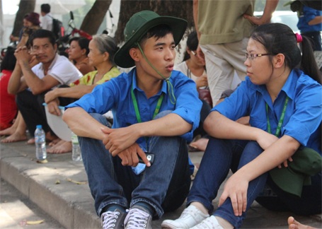 Phút nghỉ ngơi của sinh viên tình nguyện mùa thi - 4 Phút nghỉ ngơi hiếm hoi