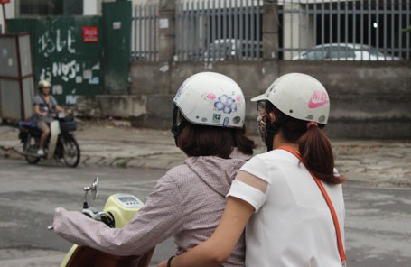 Hà Nội: Mũ bảo hiểm rởm vẫn “vô tư” lượn phố - 1 Hai mẹ con cùng đội MBH kém chất lượng