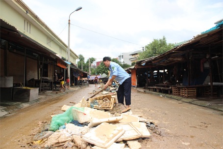 Hình ảnh TP Lạng Sơn ngập bùn rác sau cơn lũ kinh hoàng - 3 Lực lượng quản lý chợ Giếng Vuông đang dọn dẹp bùn, rác