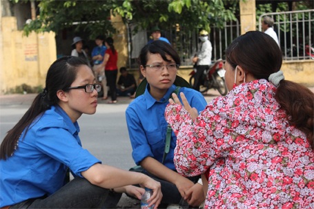 Phút nghỉ ngơi của sinh viên tình nguyện mùa thi - 5 Trò chuyện với người nhà sĩ tử
