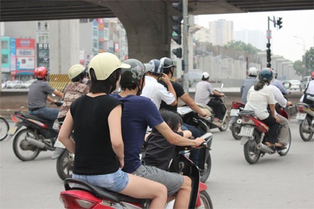 Hà Nội: Mũ bảo hiểm rởm vẫn “vô tư” lượn phố - 2 Hai mẹ con cùng đội MBH kém chất lượng