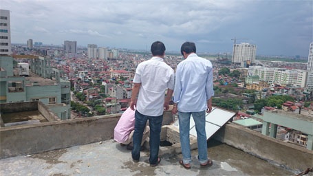 Nước sinh hoạt bẩn như nước cống: Xét nghiệm toàn bộ nguồn nước - 3 Lấy mẫu nước tại bể mái tòa nhà 15T1