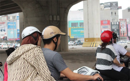 Hà Nội: Mũ bảo hiểm rởm vẫn “vô tư” lượn phố - 3 Hai mẹ con cùng đội MBH kém chất lượng