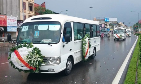 Rất nhiều vòng hoa trắng (Ảnh: Nguyễn Dương)