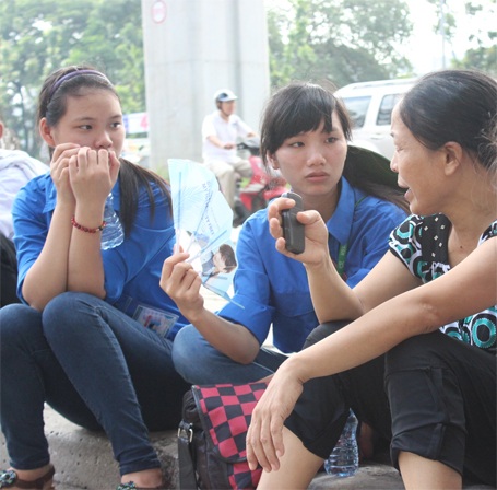 Phút nghỉ ngơi của sinh viên tình nguyện mùa thi - 6 Trò chuyện với người nhà sĩ tử