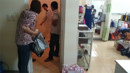 Nước sinh hoạt bẩn như nước cống: Xét nghiệm toàn bộ nguồn nước - 4 Lấy mẫu nước tại một số hộ dân
