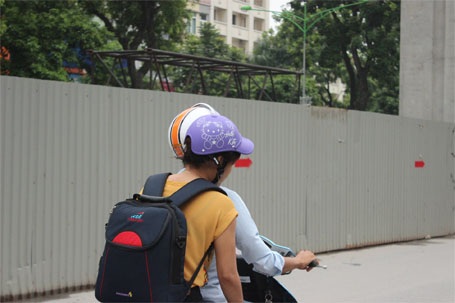 Hà Nội: Mũ bảo hiểm rởm vẫn “vô tư” lượn phố - 4 Hai mẹ con cùng đội MBH kém chất lượng