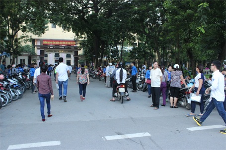 Hà Nội: Sĩ tử di chuyển thuận lợi đến trường thi - 9 6h30 phải có mặt tại phòng thi nên các thí sinh đến rất sớm